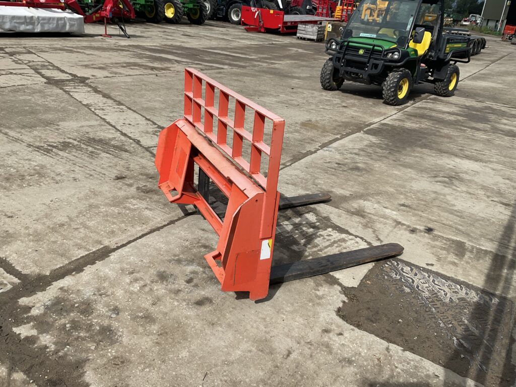 KUBOTA QPIT PALLET FORKS