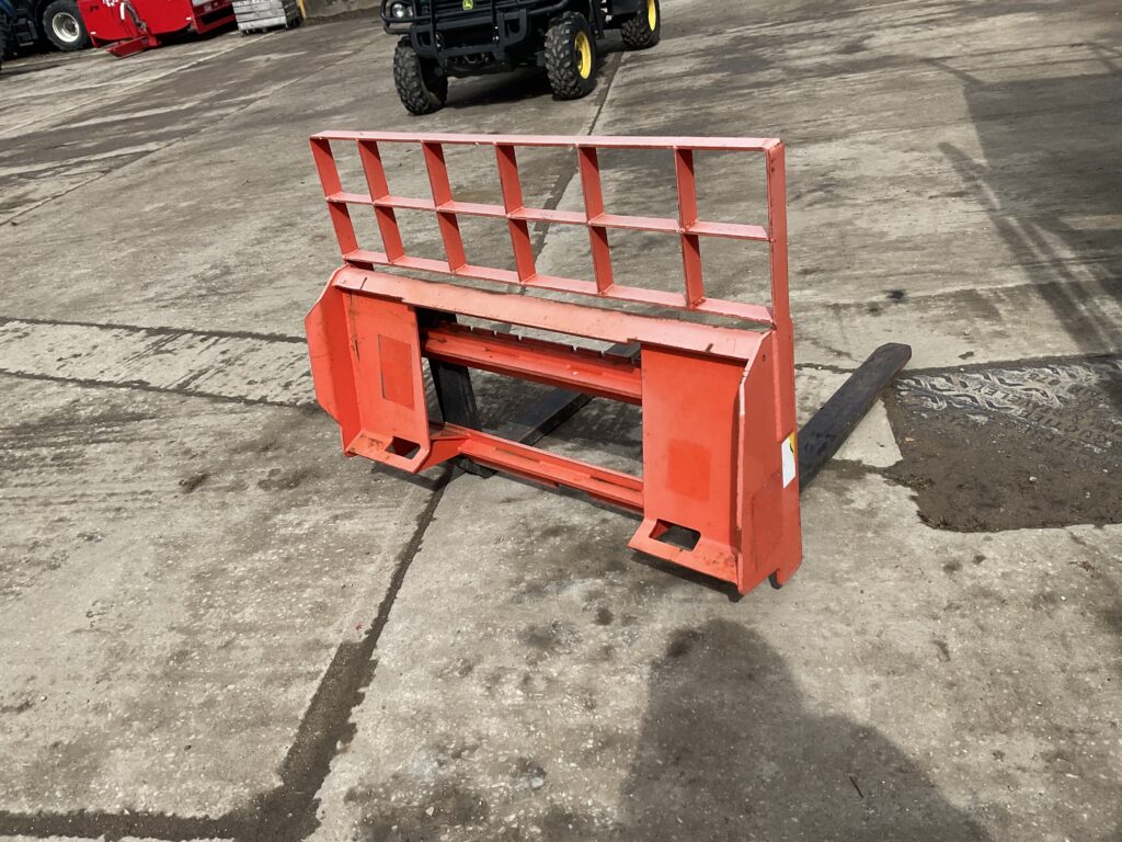 KUBOTA QPIT PALLET FORKS