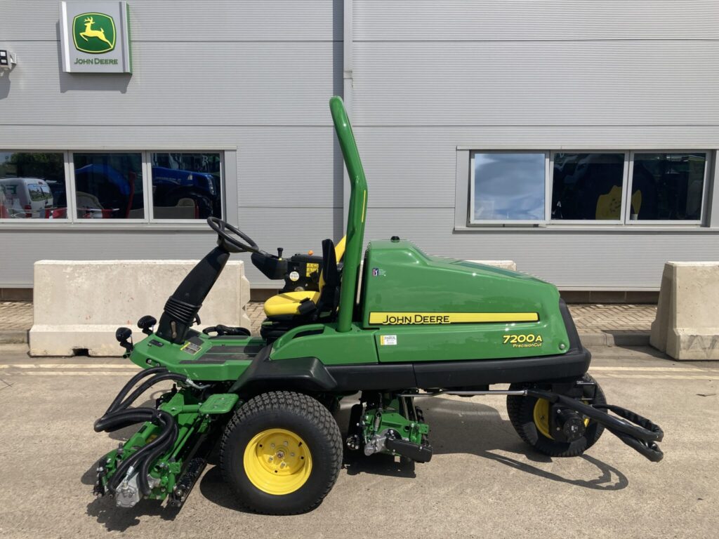 John Deere 7200A utility mower