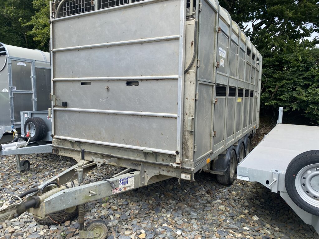 IFOR WILLIAMS 14FT TRI-AXLE CATTLE & SHEEP TRAILER