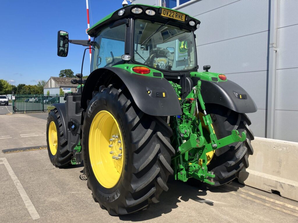 John Deere 6215R