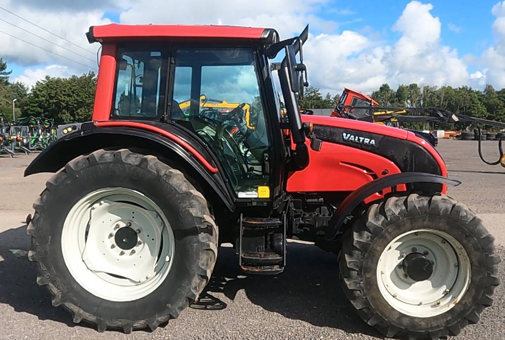 Valtra N121 Tractor