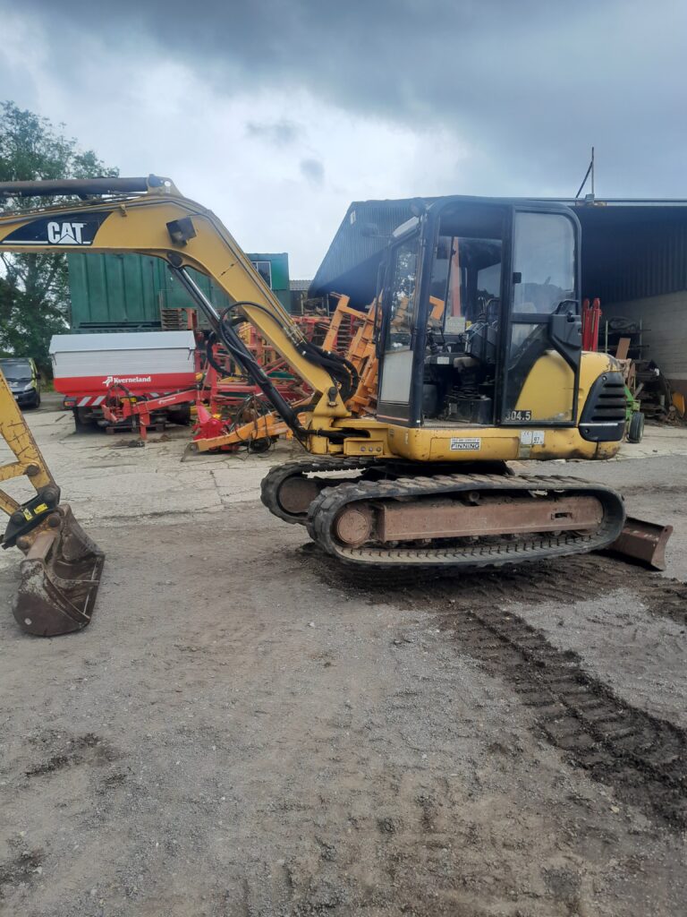 CAT 4.5 TONNE DIGGER