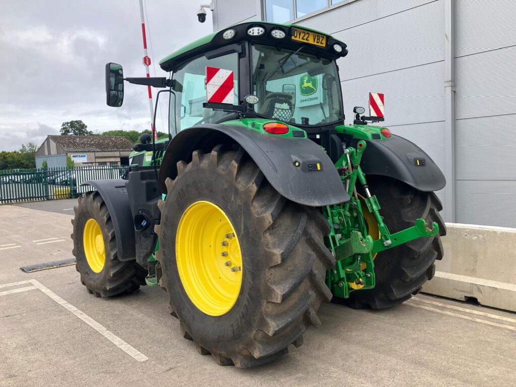 John Deere 6215R