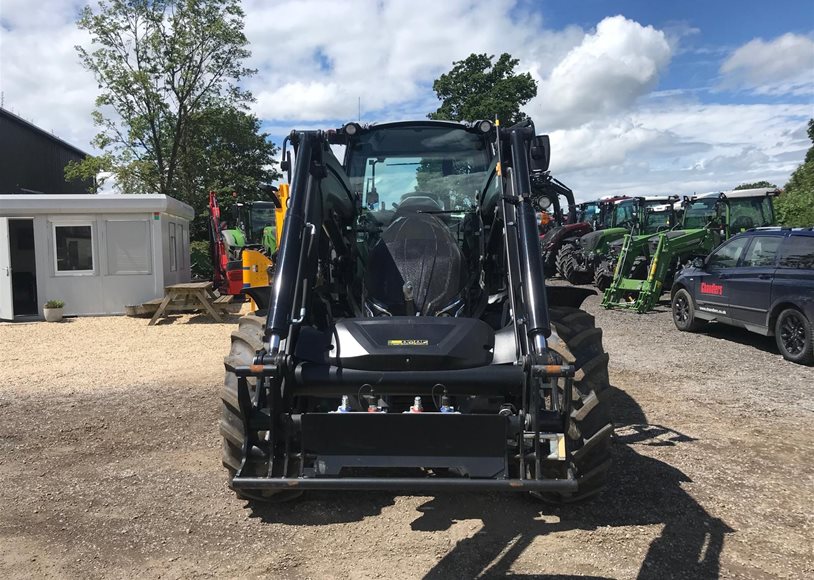 Valtra G135A Tractor