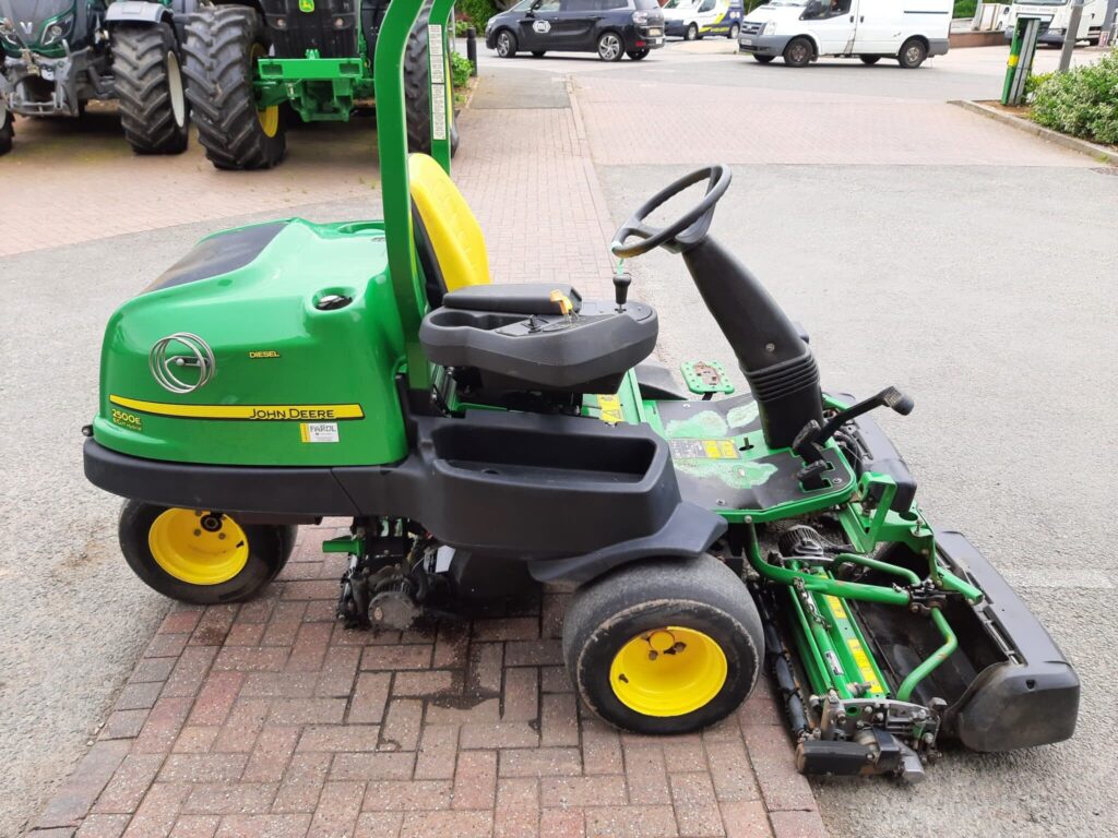 John Deere 2500E Greens triple mower