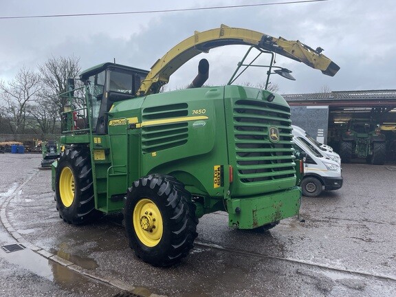 John Deere 7450 4wd Self propelled forager c/w 630B grass pick up