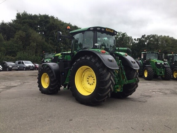 John Deere 6215R