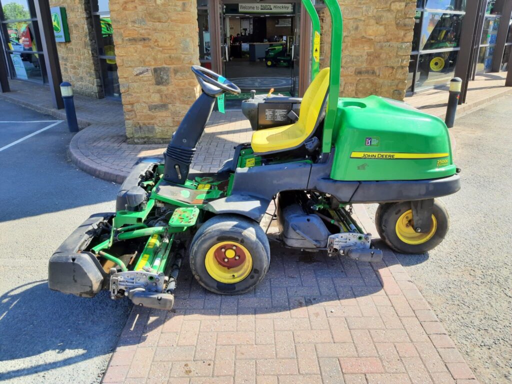 John Deere 2500EH greens triple mower