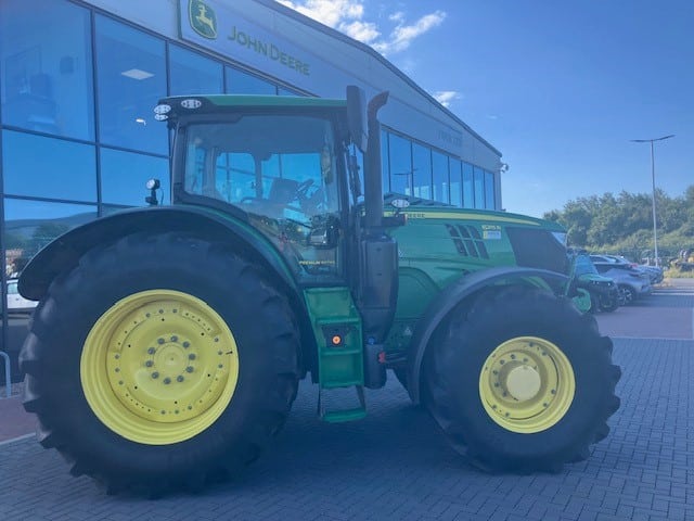 John Deere 6215R