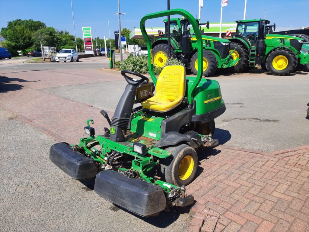 John Deere 2500EH greens triple mower