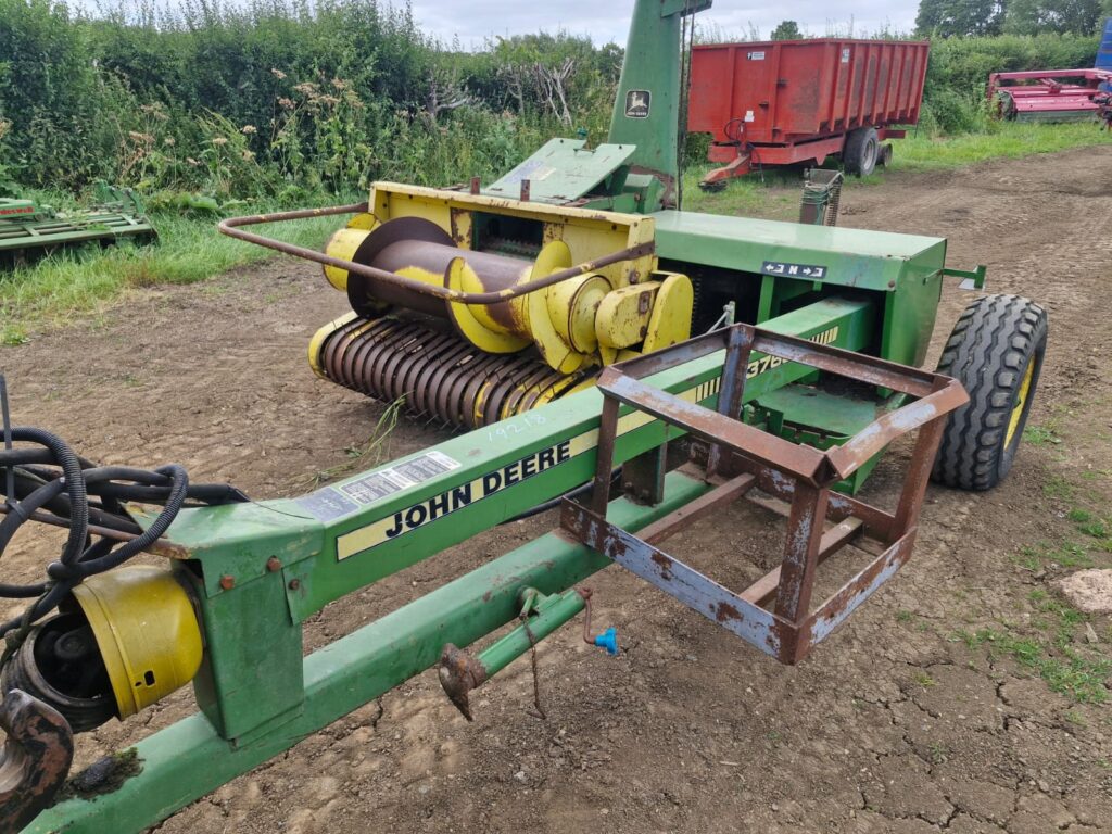 JOHN DEERE 3765 TRAILED FORAGER