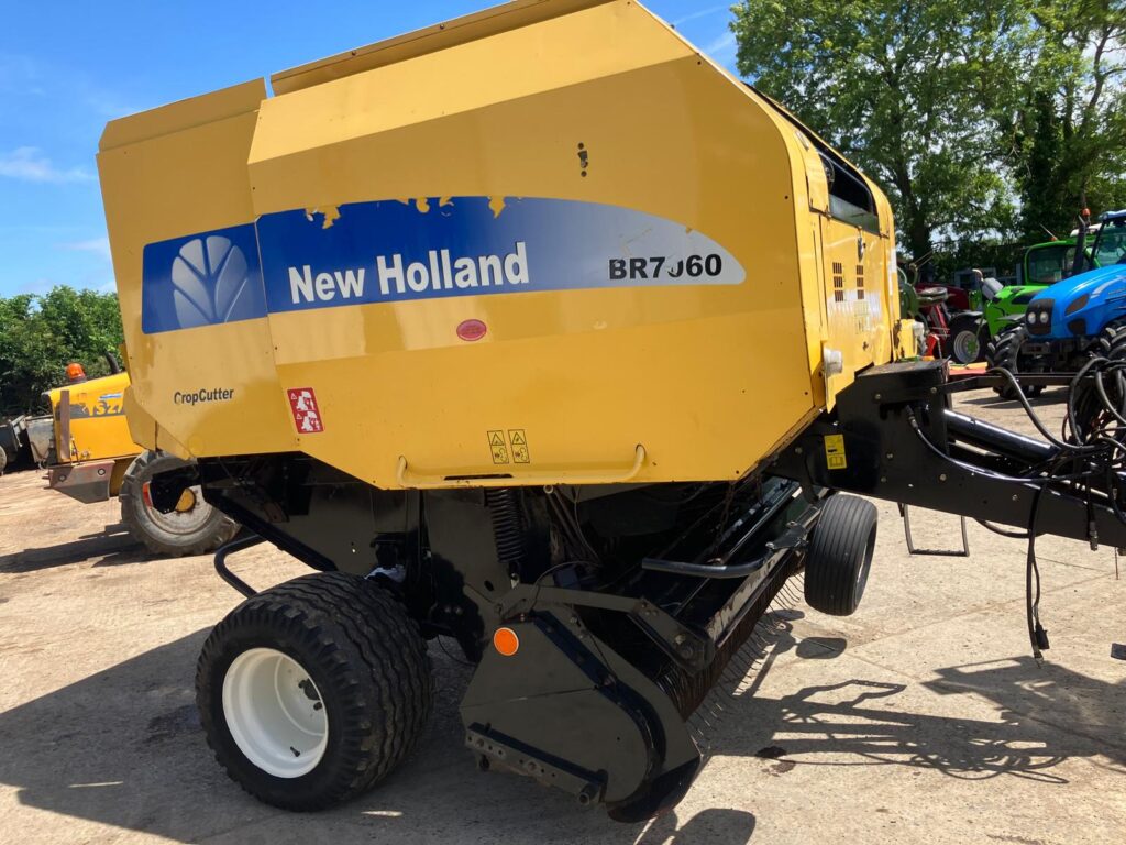 NEW HOLLAND BR7060 ROUND BALER