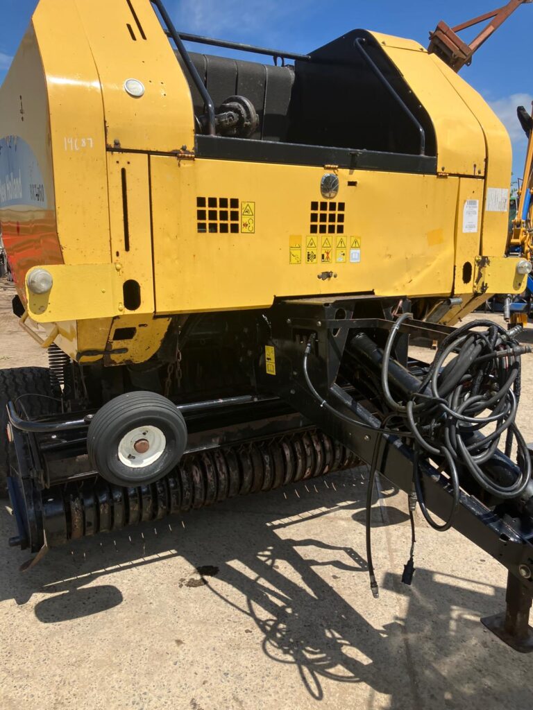 NEW HOLLAND BR7060 ROUND BALER