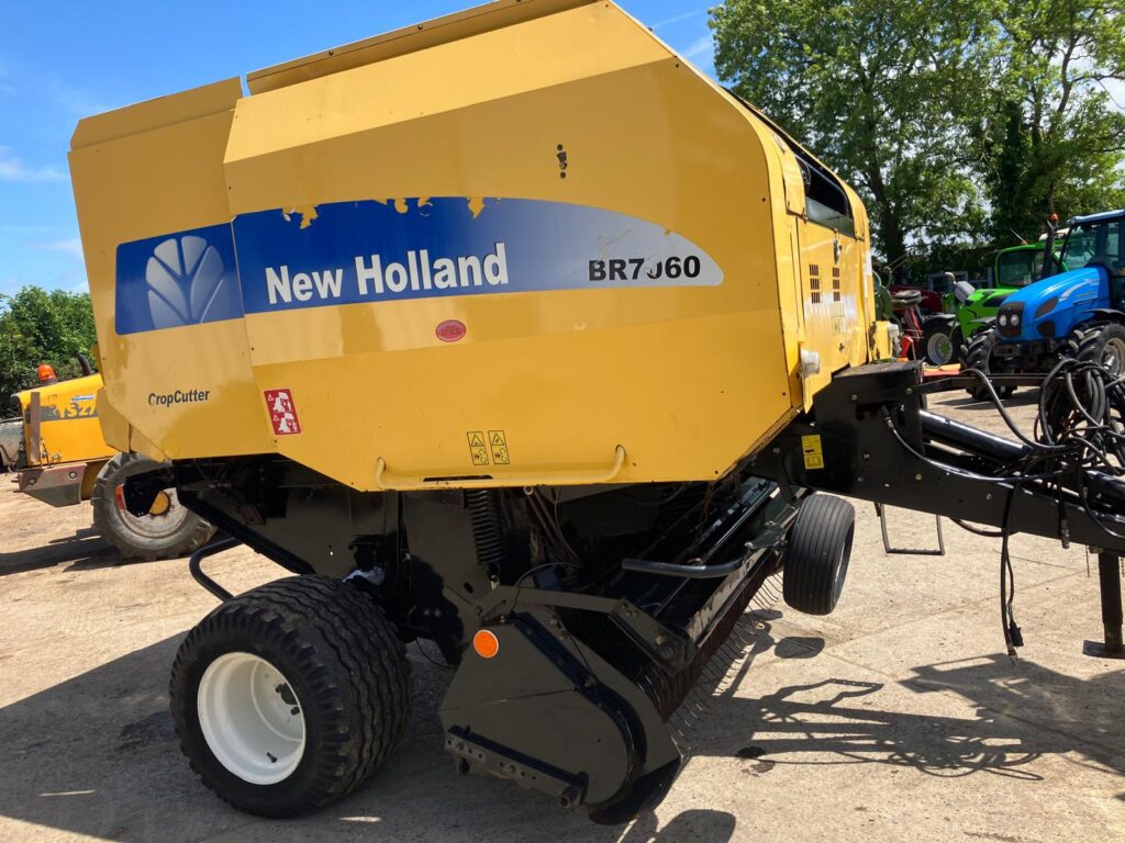 NEW HOLLAND BR7060 ROUND BALER