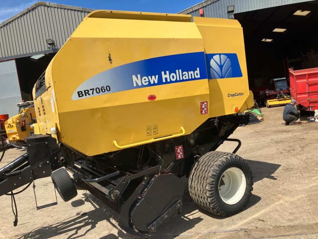 NEW HOLLAND BR7060 ROUND BALER