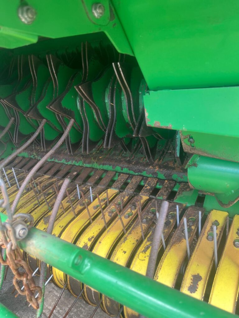 JOHN DEERE 644 ROUND BALER