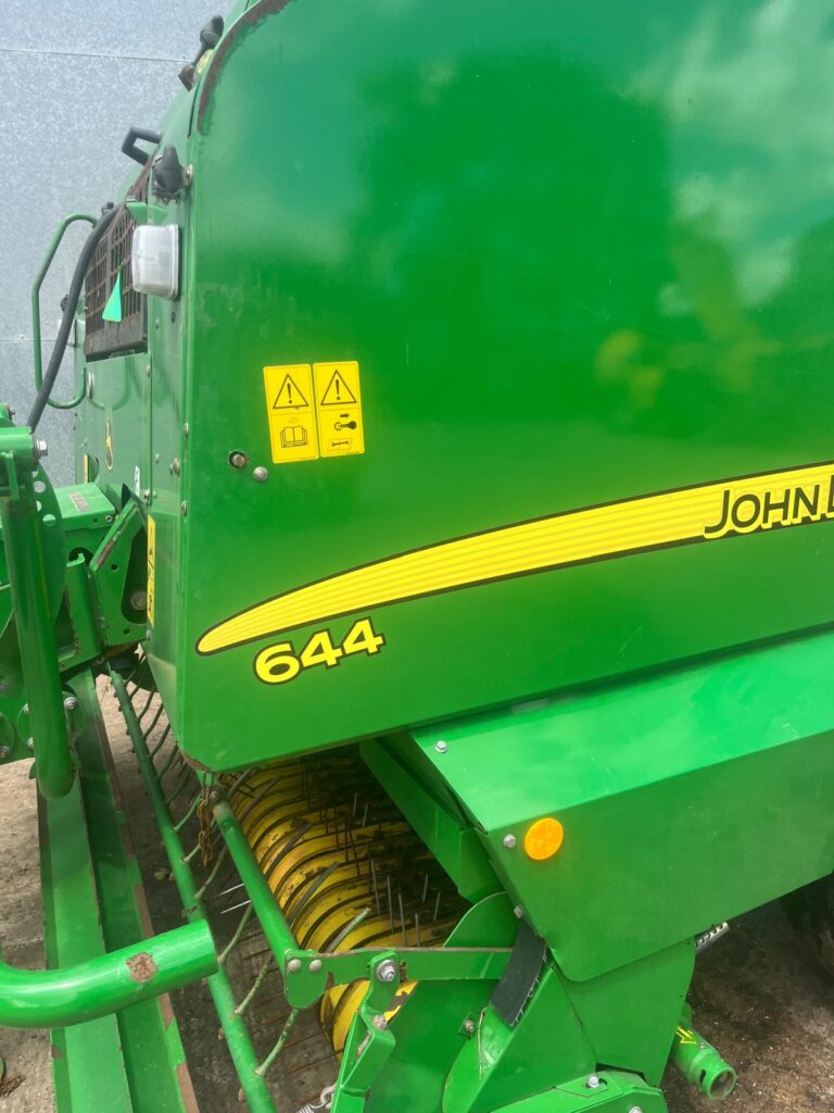 JOHN DEERE 644 ROUND BALER