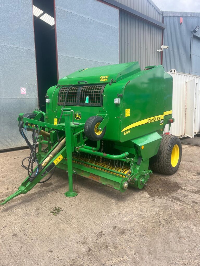 JOHN DEERE 644 ROUND BALER