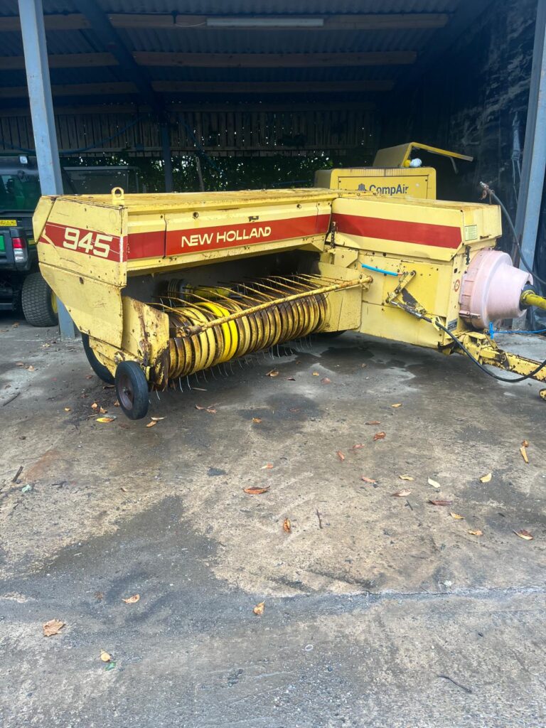 NEW HOLLAND 945 CONVENTIONAL BALER