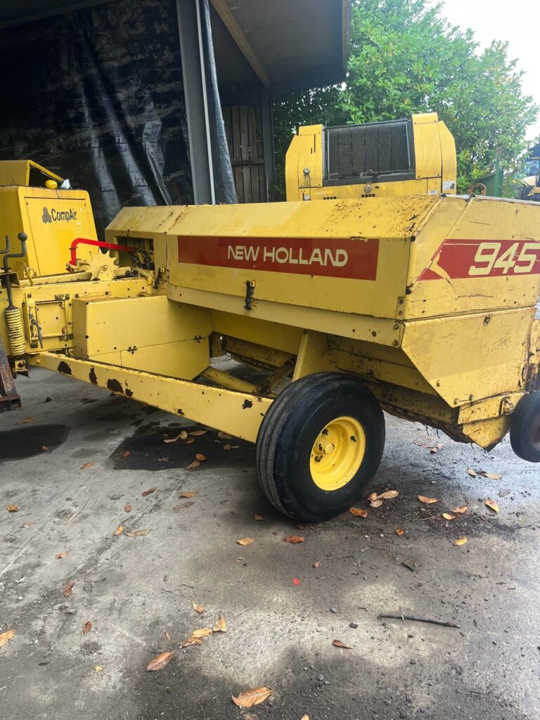 NEW HOLLAND 945 CONVENTIONAL BALER