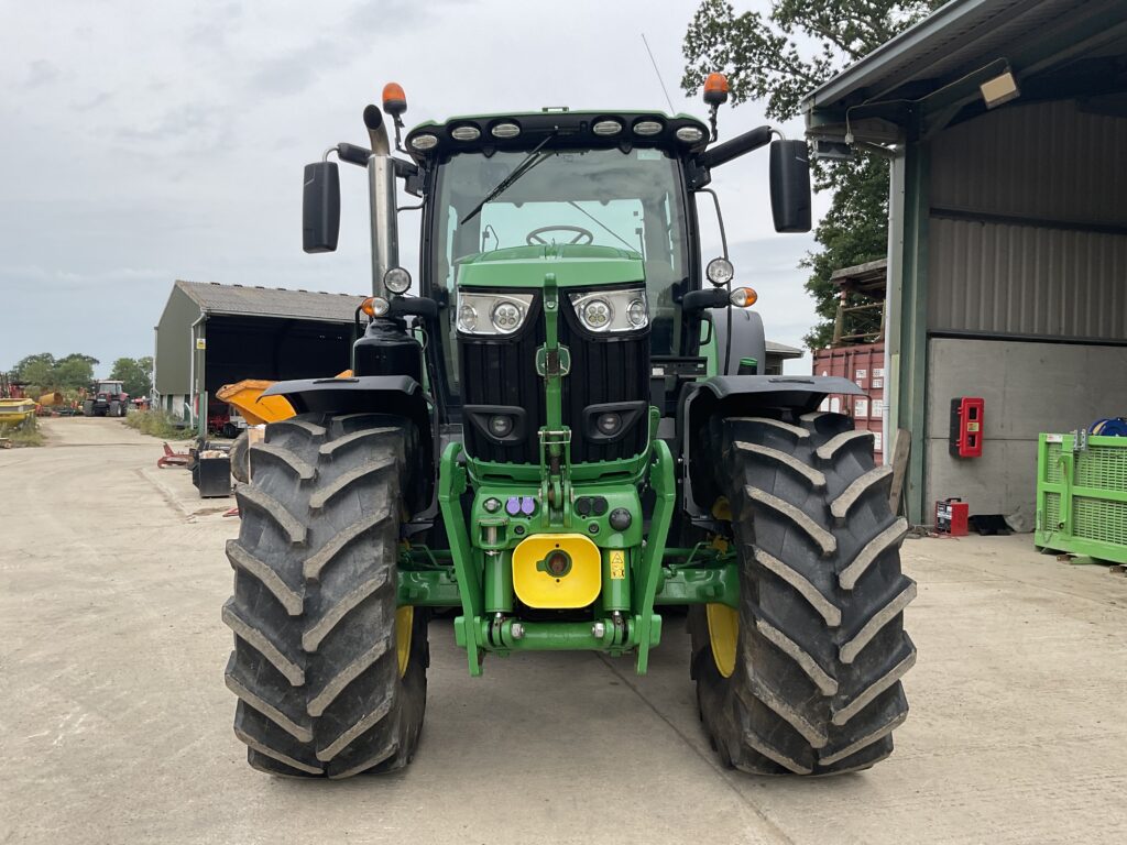 JOHN DEERE 6215R