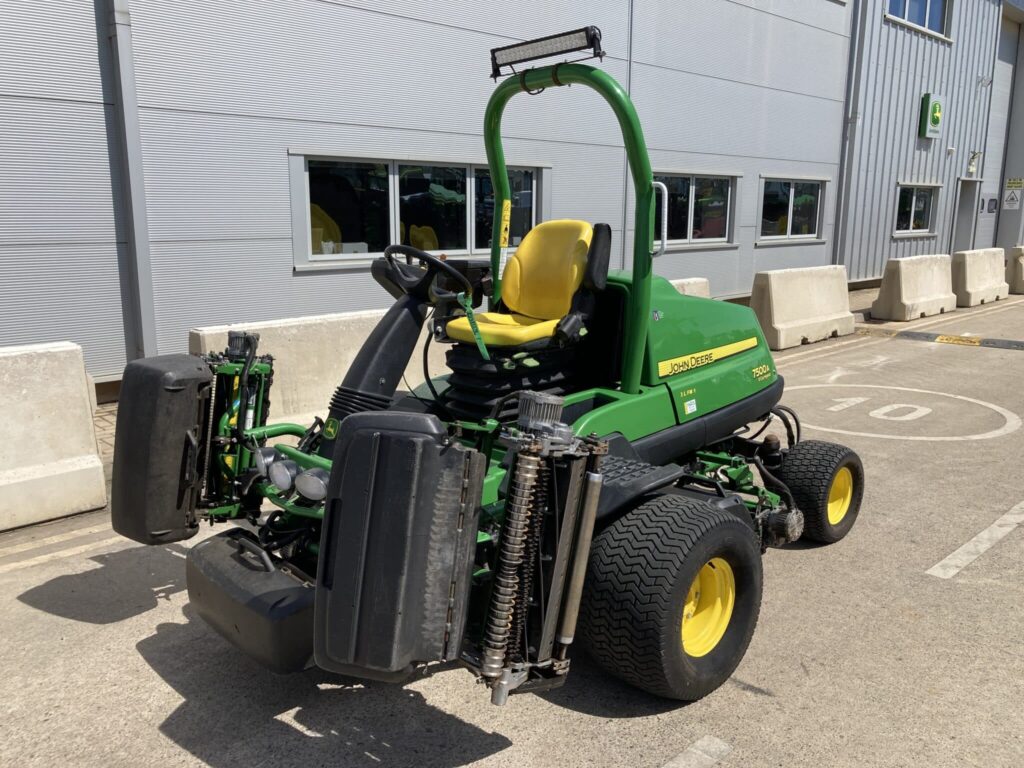 John Deere 7500AE fairway mower