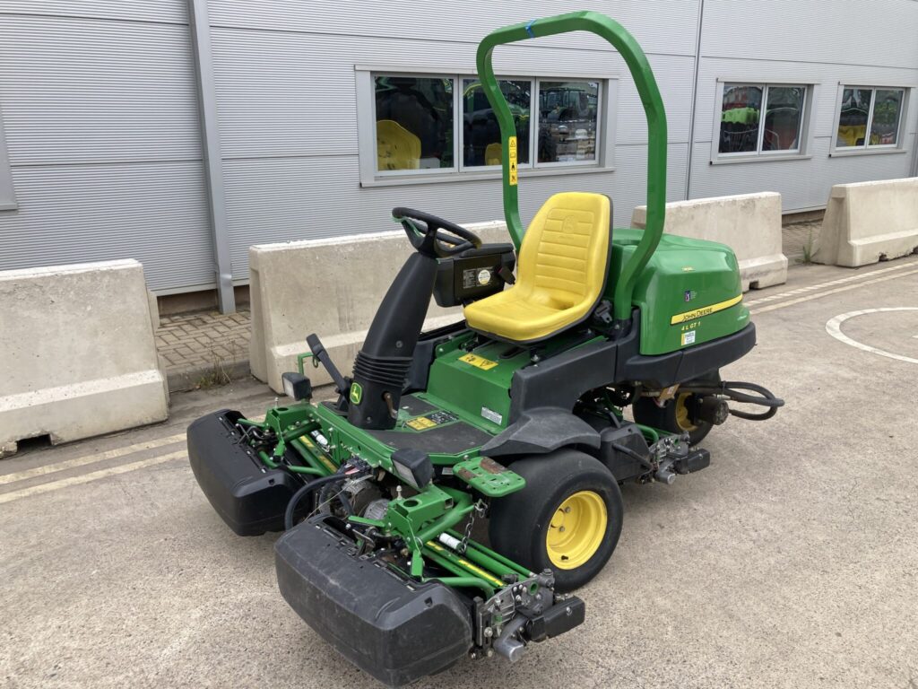 John Deere 2500EH greens triple mower