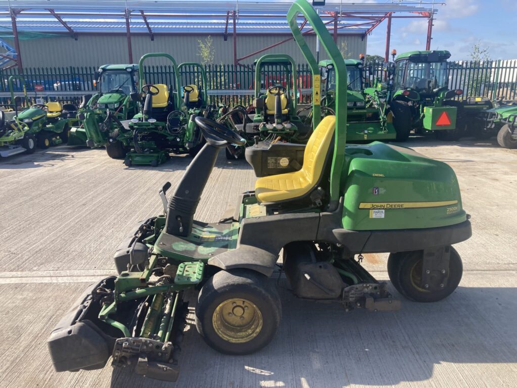 John Deere 2500EH greens triple mower