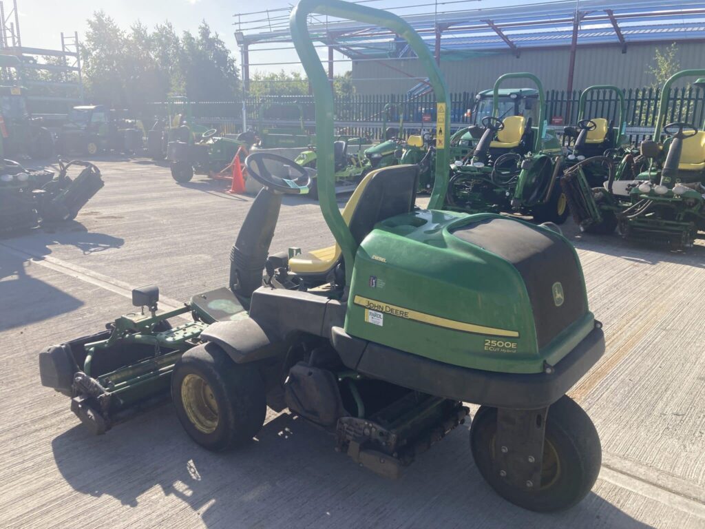 John Deere 2500EH greens triple mower