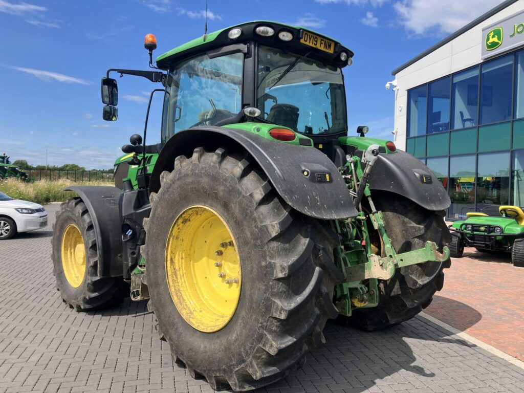 John Deere 6215R