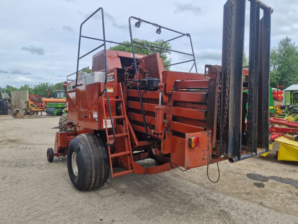 HESSTON 4750 SQUARE BALER