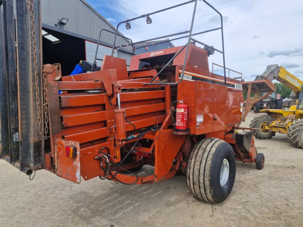 HESSTON 4750 SQUARE BALER