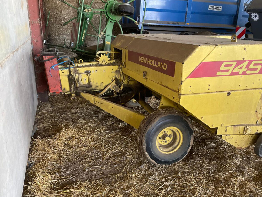 New Holland 945 Conventional Baler