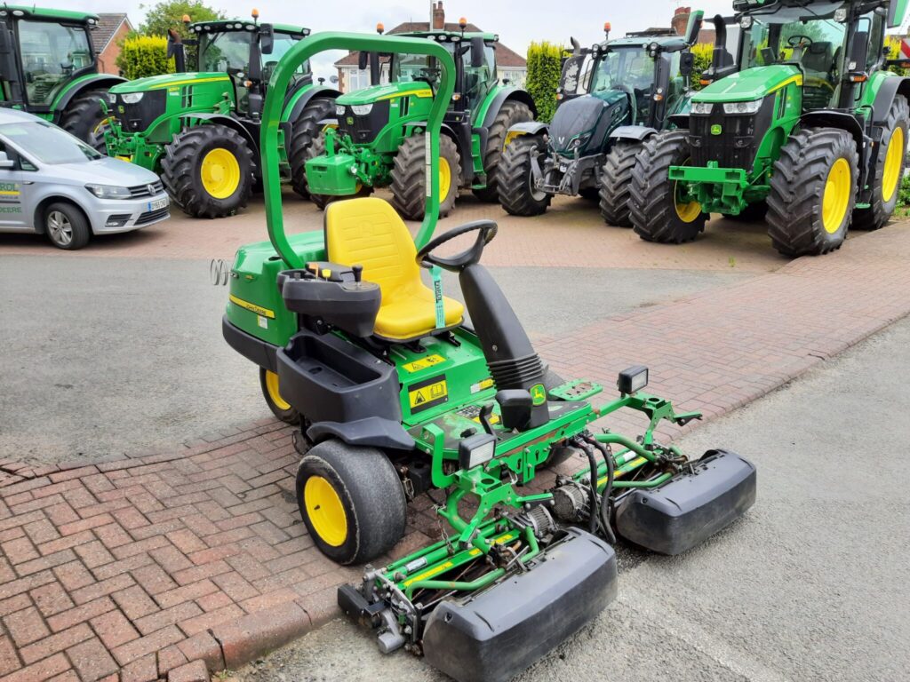 John Deere 2500E Greens triple mower