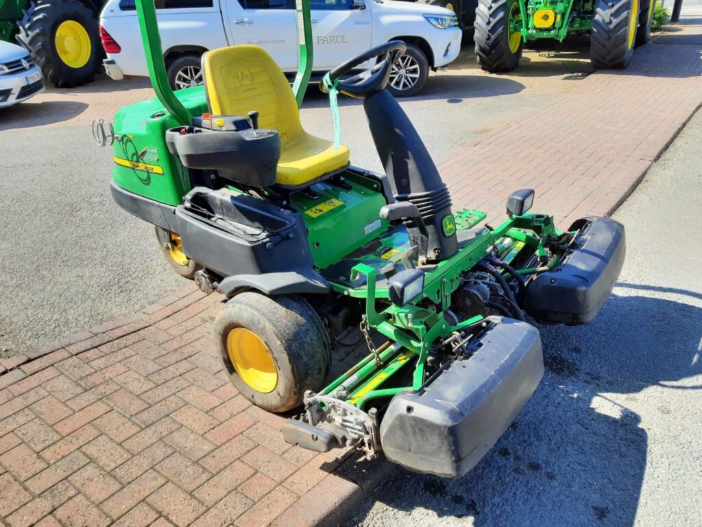 John Deere 2500EH greens triple mower