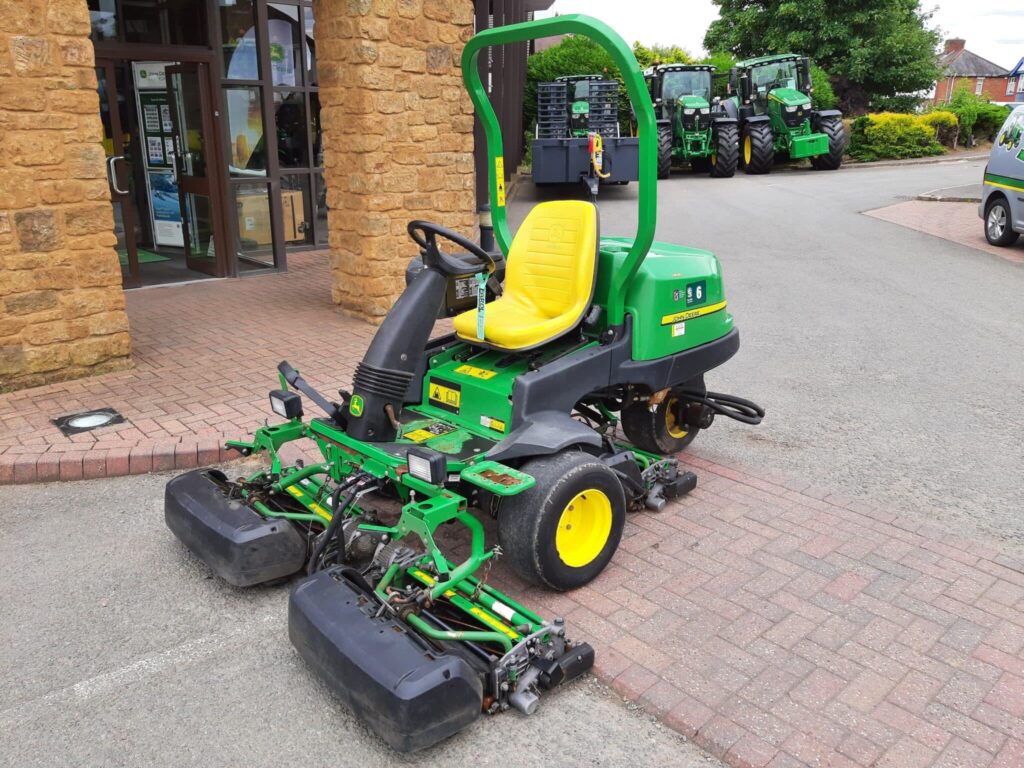 John Deere 2500E Greens triple mower