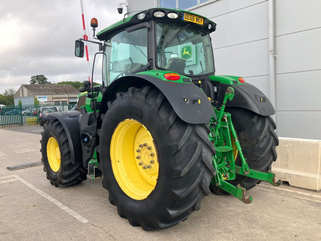 John Deere 6215R