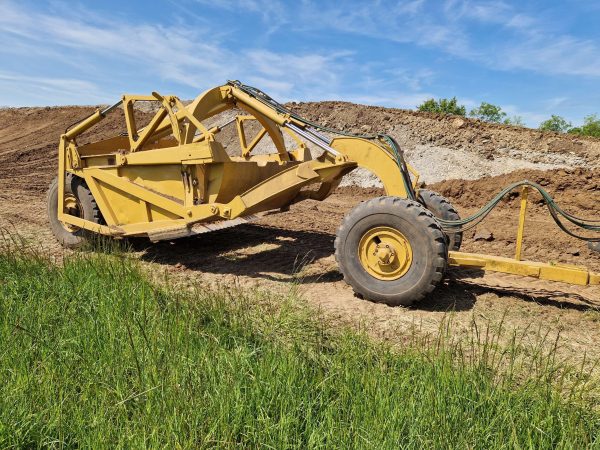 Hydraulic lift trailed scraper box