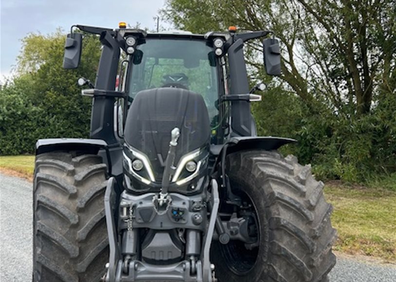 Valtra Q305 1A9 Tractor