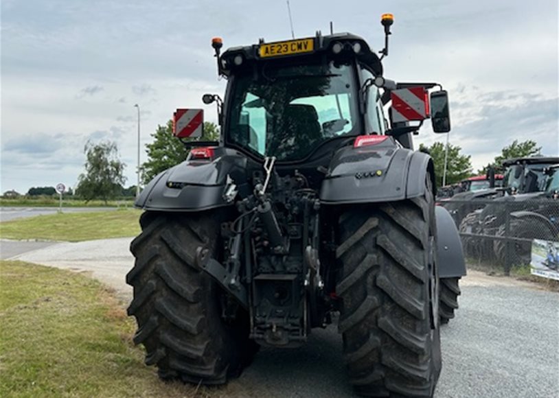 Valtra Q305 1A9 Tractor