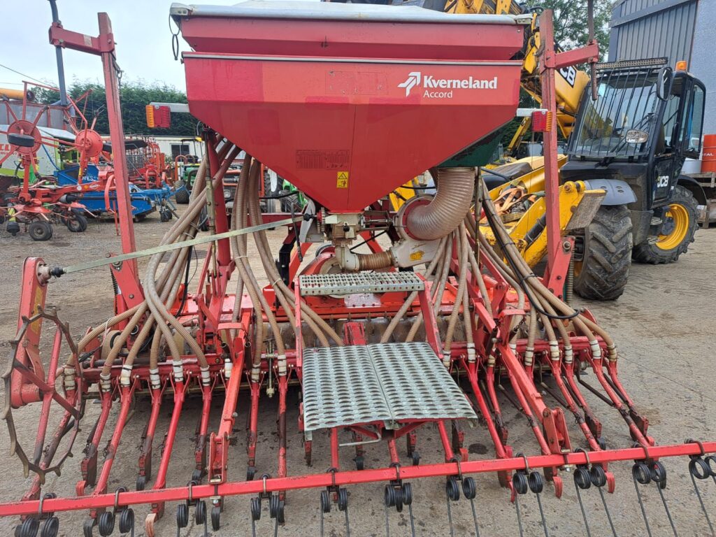 KUHN HR3002 POWER HARROW W/ ACCORD 3M COMBINATION DRILL