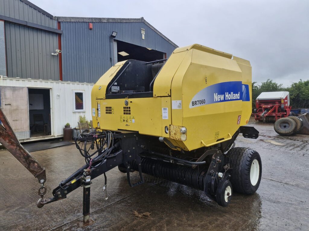 NEW HOLLAND BR7060 ROUND BALER