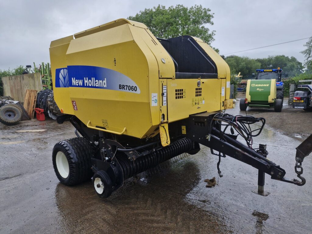 NEW HOLLAND BR7060 ROUND BALER