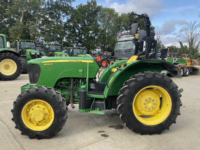 JOHN DEERE 5050E