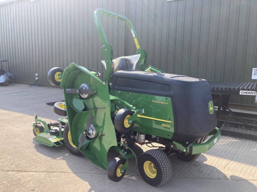 John Deere WAM1600T wide area mower