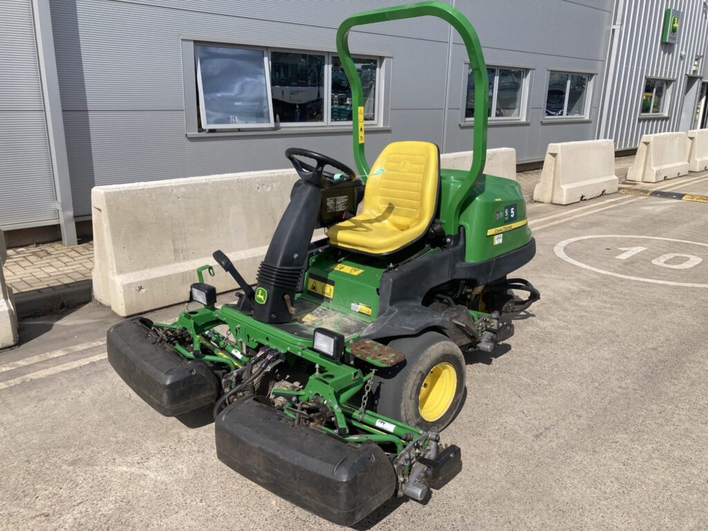 John Deere 2500E Greens Triple Mower