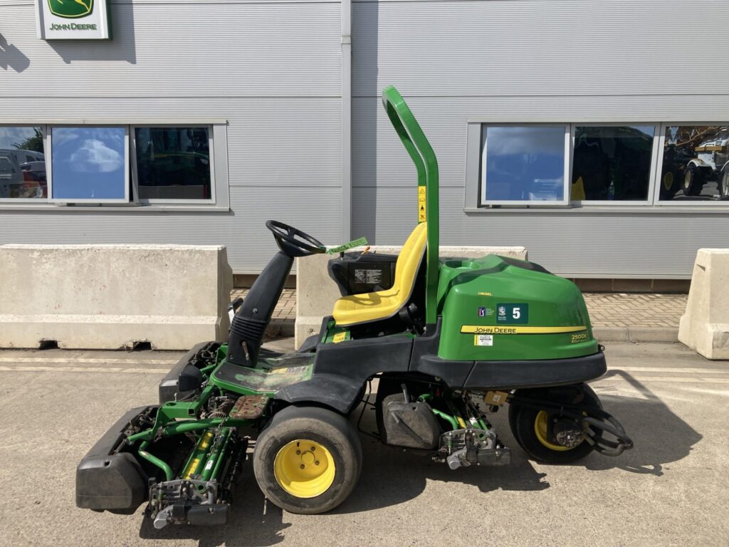 John Deere 2500E Greens Triple Mower