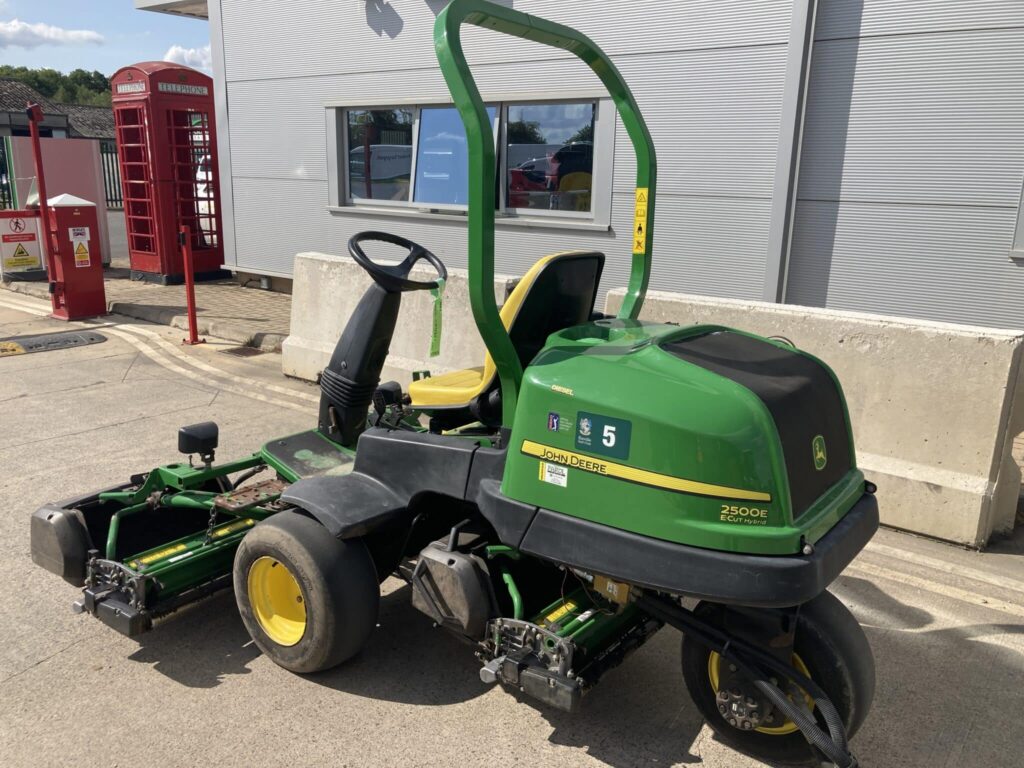 John Deere 2500E Greens Triple Mower