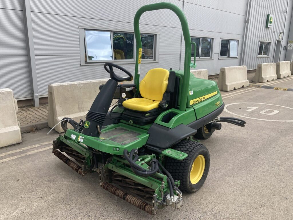 John Deere 7200A utility triple mower